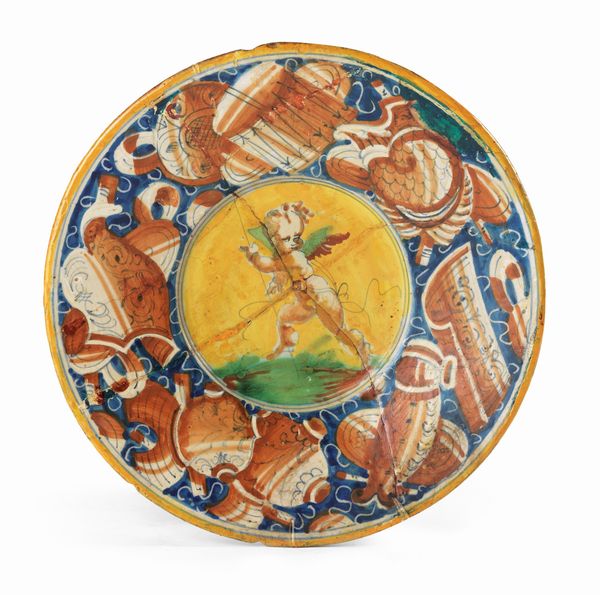 Piatto in maiolica policroma ocra gialla, ocra rossa e verde rame  - Asta Importanti Arredi, Maioliche, Sculture e Dipinti Antichi - Associazione Nazionale - Case d'Asta italiane