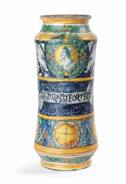 Grande albarello in maiolica policroma blu, verde e ocra gialla  - Asta Importanti Arredi, Maioliche, Sculture e Dipinti Antichi - Associazione Nazionale - Case d'Asta italiane