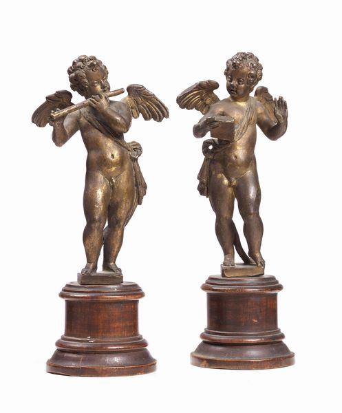 Ignoto scultore scuola veneta del XVII secolo : Angelo con flauto e Angelo che canta  - Asta Importanti Arredi, Maioliche, Sculture e Dipinti Antichi - Associazione Nazionale - Case d'Asta italiane