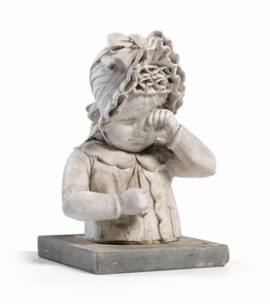 Ignoto scultore fine XIX - inizio XX secolo : Bambina che piange  - Asta Importanti Arredi, Maioliche, Sculture e Dipinti Antichi - Associazione Nazionale - Case d'Asta italiane