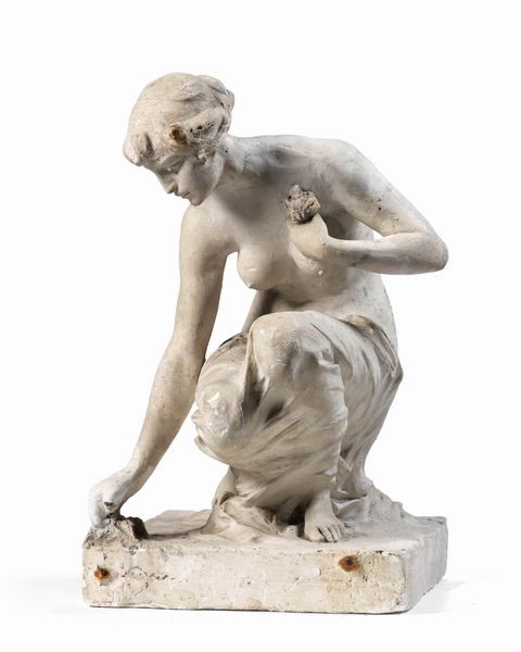 Ignoto scultore del XX secolo : Figura femminile accovacciata  - Asta Importanti Arredi, Maioliche, Sculture e Dipinti Antichi - Associazione Nazionale - Case d'Asta italiane