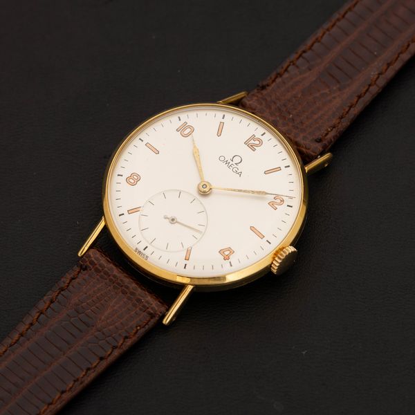 OMEGA : Solo tempo in oro 18k, carica manuale, quadrante Argent con numeri Arabi e piccoli secondi a ore sei, 35 mm  - Asta Watches - Associazione Nazionale - Case d'Asta italiane