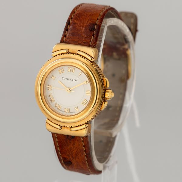 Tiffany&Co. : Intaglio orologio da donna in oro giallo 18k, movimento al quarzo, quadrante bianco numeri Romani, 26 mm  - Asta Watches - Associazione Nazionale - Case d'Asta italiane