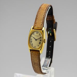 Jaeger-LeCoultre : Jaeger Le Coultre Lady tonneau in oro 18k, quadrante champagne con numeri romani, carica manuale, cinturino in pelle, 20x17,5 mm, 1960 circa  - Asta Watches - Associazione Nazionale - Case d'Asta italiane