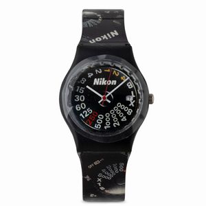 NIKON - Orologio al quarzo in plastica con datario e quadrante nero, 29 mm