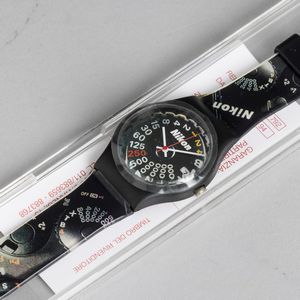 NIKON : Orologio al quarzo in plastica con datario e quadrante nero, 29 mm  - Asta Watches - Associazione Nazionale - Case d'Asta italiane