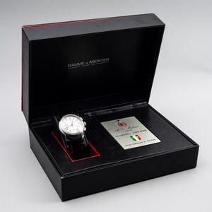 Baume & Mercier : Baume & Mercier - A.C. Milan, serie limitata 64/100 per la vittoria de campionato, stagione 2003/2004, in acciaio con quadrante bianco e 3 contatori, stemma del Milan alle ore 9, cinturino in pelle, 34 mm  - Asta Watches - Associazione Nazionale - Case d'Asta italiane