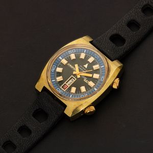 Jungfrau : Orologio di forma tonneau 007 in acciaio laminato automatico con indicazione di giorno e data, quadrante nero con indici applicati dorati, 36x37 mm  - Asta Watches - Associazione Nazionale - Case d'Asta italiane