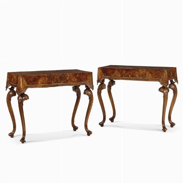 COPPIA DI ELEGANTI CONSOLE, VENEZIA, SECONDA     METÀ SECOLO XVIII  - Asta INTERNATIONAL FINE ART - Associazione Nazionale - Case d'Asta italiane