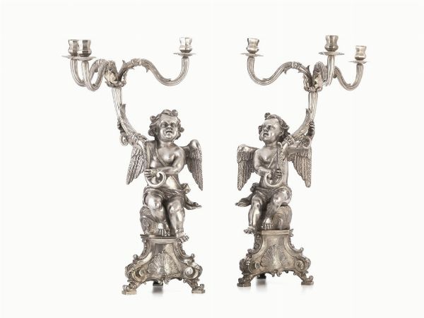 COPPIA DI CANDELABRI, NAPOLI, PROBABILMENTE ARGENTIERE GAETANO DI MARTINO, 1830 CIRCA  - Asta INTERNATIONAL FINE ART - Associazione Nazionale - Case d'Asta italiane