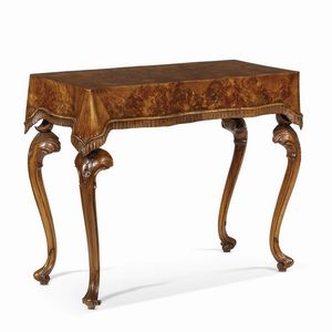 COPPIA DI ELEGANTI CONSOLE, VENEZIA, SECONDA     METÀ SECOLO XVIII  - Asta INTERNATIONAL FINE ART - Associazione Nazionale - Case d'Asta italiane