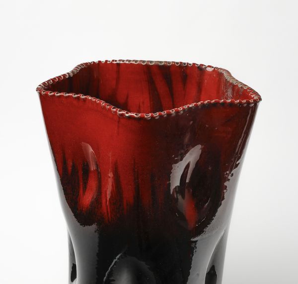 POZZI AMBROGIO (1931 - 2012) : Vaso con bordo irregolare e superficie decorata da inflessioni per Ceramica Pozzi, Varese  - Asta Asta 451 | DESIGN E ARTI DECORATIVE DEL NOVECENTO - CERAMICHE e VETRI Online - Associazione Nazionale - Case d'Asta italiane