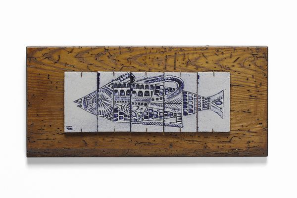 CAPRON ROGER (1922 - 2006) : Pannello decorativo montato su tavola in legno composto da cinque formelle con figura graffita di un pesce, Vallauris  - Asta Asta 451 | DESIGN E ARTI DECORATIVE DEL NOVECENTO - CERAMICHE e VETRI Online - Associazione Nazionale - Case d'Asta italiane