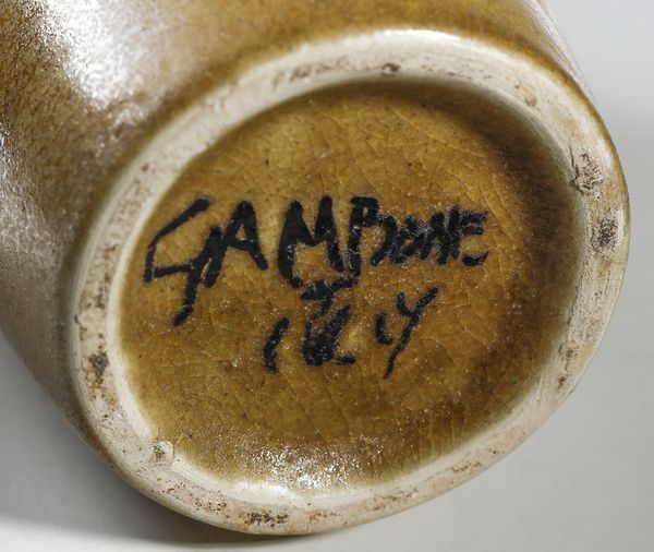 GAMBONE GUIDO (1909 - 1969) : Bottiglia con collo decorato a fasce policrome  - Asta Asta 451 | DESIGN E ARTI DECORATIVE DEL NOVECENTO - CERAMICHE e VETRI Online - Associazione Nazionale - Case d'Asta italiane