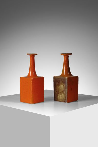 GAMBONE GUIDO (1909 - 1969) : Due bottiglie con corpo a sezione quadrata  - Asta Asta 451 | DESIGN E ARTI DECORATIVE DEL NOVECENTO - CERAMICHE e VETRI Online - Associazione Nazionale - Case d'Asta italiane