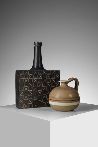 GAMBONE BRUNO (1936 - 2021) : Bottiglia con decori geometrici graffiti e brocca  - Asta Asta 451 | DESIGN E ARTI DECORATIVE DEL NOVECENTO - CERAMICHE e VETRI Online - Associazione Nazionale - Case d'Asta italiane