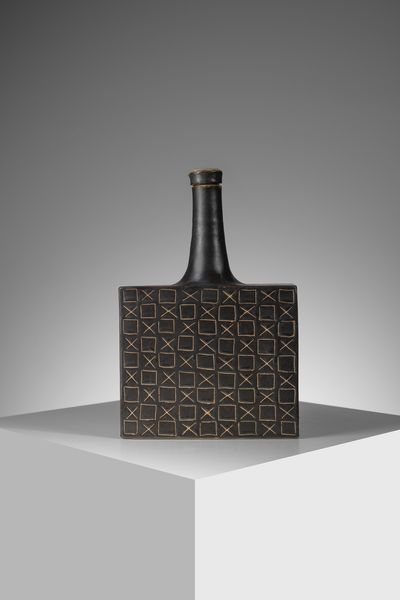 GAMBONE BRUNO (1936 - 2021) : Bottiglia con decori geometrici graffiti e brocca  - Asta Asta 451 | DESIGN E ARTI DECORATIVE DEL NOVECENTO - CERAMICHE e VETRI Online - Associazione Nazionale - Case d'Asta italiane