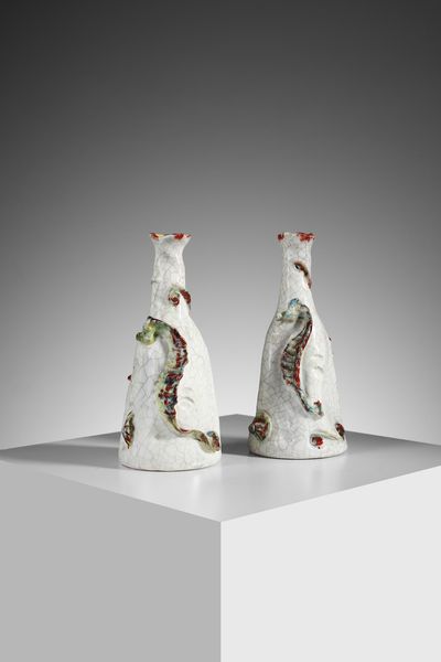 LUCERNI UGO (1900 - 1989) : Coppia di bottiglie con decorazioni di ippocampi e soggetti marini a rilievo  - Asta Asta 451 | DESIGN E ARTI DECORATIVE DEL NOVECENTO - CERAMICHE e VETRI Online - Associazione Nazionale - Case d'Asta italiane