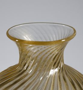 SEGUSO ARCHIMEDE (1909 - 1999) : Vaso globulare con costolature ritorte, Murano  - Asta Asta 451 | DESIGN E ARTI DECORATIVE DEL NOVECENTO - CERAMICHE e VETRI Online - Associazione Nazionale - Case d'Asta italiane