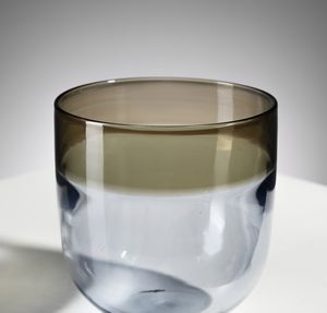 WIRKKALA TAPIO (1915 - 1985) : Vaso della serie Pianissimo mod. 504.3 per Venini, Murano  - Asta Asta 451 | DESIGN E ARTI DECORATIVE DEL NOVECENTO - CERAMICHE e VETRI Online - Associazione Nazionale - Case d'Asta italiane