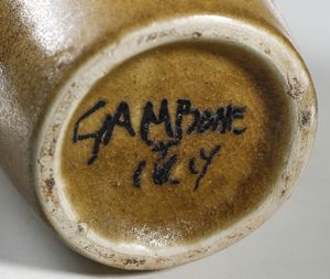 GAMBONE GUIDO (1909 - 1969) : Bottiglia con collo decorato a fasce policrome  - Asta Asta 451 | DESIGN E ARTI DECORATIVE DEL NOVECENTO - CERAMICHE e VETRI Online - Associazione Nazionale - Case d'Asta italiane