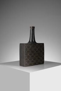 GAMBONE BRUNO (1936 - 2021) : Bottiglia con decori geometrici graffiti e brocca  - Asta Asta 451 | DESIGN E ARTI DECORATIVE DEL NOVECENTO - CERAMICHE e VETRI Online - Associazione Nazionale - Case d'Asta italiane