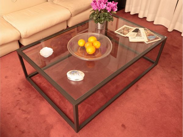 Grande tavolo basso da caff in metallo laccato e vetro  - Asta La casa moderna  - Associazione Nazionale - Case d'Asta italiane