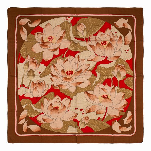 Hermès : Grand foulard Fleurs de Lotus  - Asta Luxury Fashion - Associazione Nazionale - Case d'Asta italiane