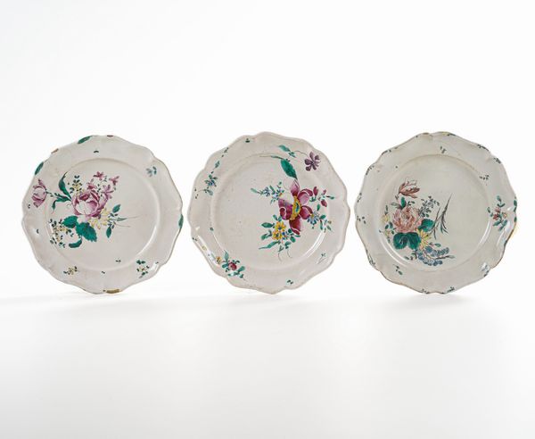 Tre piatti.<BR>Savona, Manifattura Boselli, 1780 circa.  - Asta Maioliche e Porcellane da Collezione - Associazione Nazionale - Case d'Asta italiane