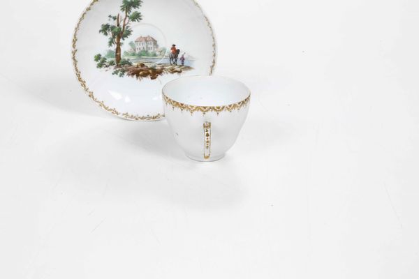 Tazza con piattino.<BR>Danimarca, Manifattura Royal Copenhagen, ultimo quarto del XVIII secolo.  - Asta Maioliche e Porcellane da Collezione - Associazione Nazionale - Case d'Asta italiane