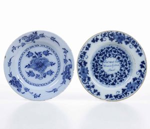Due piatti.<BR>Olanda, Manifattura di Delft, XVIII secolo.  - Asta Maioliche e Porcellane da Collezione - Associazione Nazionale - Case d'Asta italiane