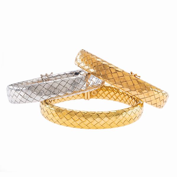 Tre bracciali a manetta in oro giallo, rosso e bianco 18kt  - Asta Gioielli e Orologi - Associazione Nazionale - Case d'Asta italiane