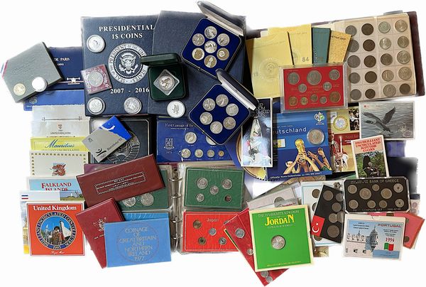 STATI VARI. Lotto di album e confezioni ufficiali.  - Asta Numismatica - Associazione Nazionale - Case d'Asta italiane