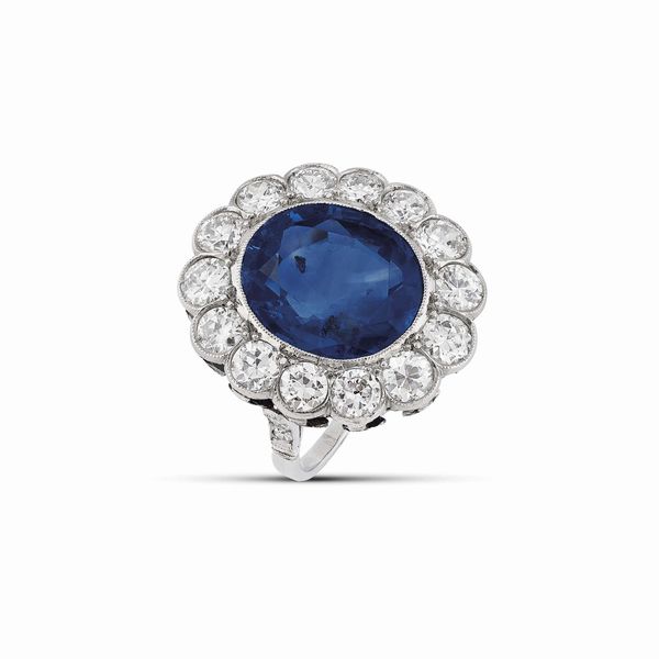 ANELLO A MARGHERITA CON ZAFFIRO CEYLON E DIAMANTI  - Asta Gioielli - Associazione Nazionale - Case d'Asta italiane