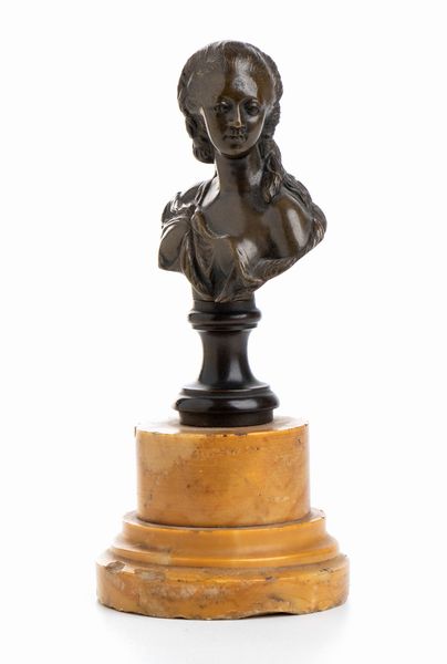 Busto in bronzo di Maria Antonietta su base in marmo giallo  - Asta Militaria, Ordini cavallereschi, Napoleonica - Associazione Nazionale - Case d'Asta italiane