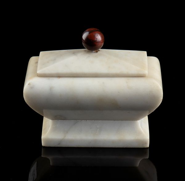 Calamaio in marmo bianco a forma di sarcofago  - Asta Militaria, Ordini cavallereschi, Napoleonica - Associazione Nazionale - Case d'Asta italiane