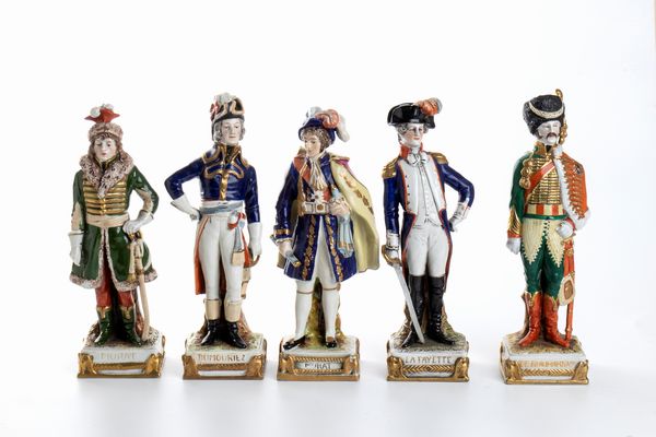 gruppo di 5 sculture in porcellana policroma  - Asta Militaria, Ordini cavallereschi, Napoleonica - Associazione Nazionale - Case d'Asta italiane