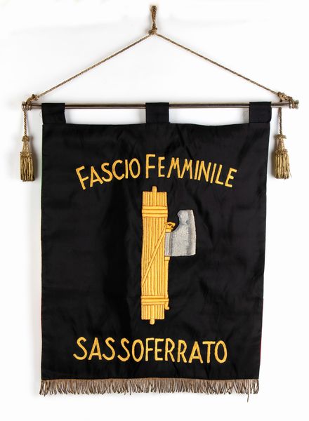 Labaro del fascio femminile di Sassoferrato  - Asta Militaria, Ordini cavallereschi, Napoleonica - Associazione Nazionale - Case d'Asta italiane