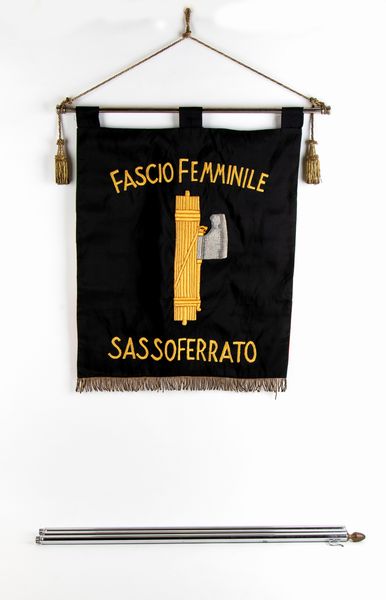Labaro del fascio femminile di Sassoferrato  - Asta Militaria, Ordini cavallereschi, Napoleonica - Associazione Nazionale - Case d'Asta italiane