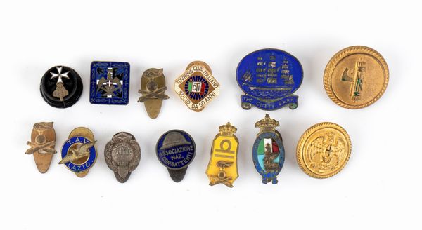 1 Lotto multiplo di rosette e distintivi  - Asta Militaria, Ordini cavallereschi, Napoleonica - Associazione Nazionale - Case d'Asta italiane