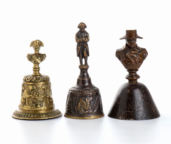 3 campanelli in vari materiali con leffigie di Napoleone  - Asta Militaria, Ordini cavallereschi, Napoleonica - Associazione Nazionale - Case d'Asta italiane