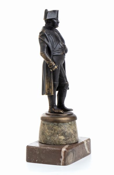 Scultura in bronzo di Napoleone con base in marmo  - Asta Militaria, Ordini cavallereschi, Napoleonica - Associazione Nazionale - Case d'Asta italiane