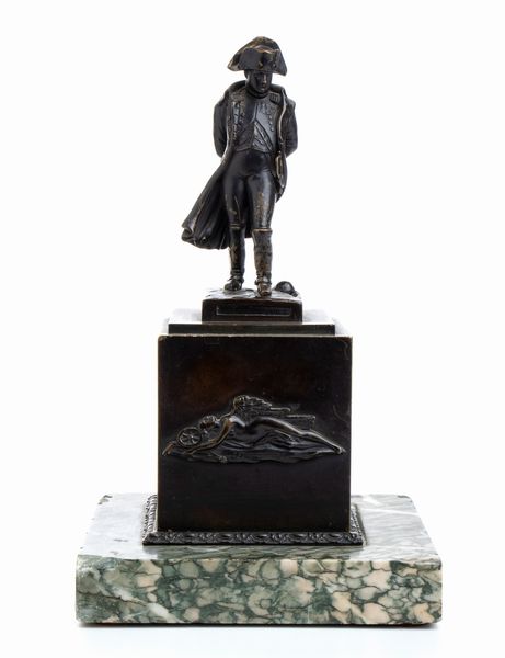 Scultura in bronzo di Napoleone con base in marmo  - Asta Militaria, Ordini cavallereschi, Napoleonica - Associazione Nazionale - Case d'Asta italiane