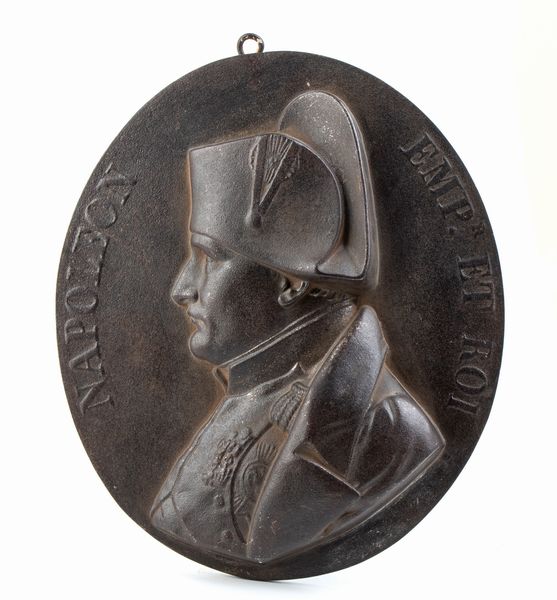 Placca ovale in bronzo raffigurante il busto di Napoleone  - Asta Militaria, Ordini cavallereschi, Napoleonica - Associazione Nazionale - Case d'Asta italiane