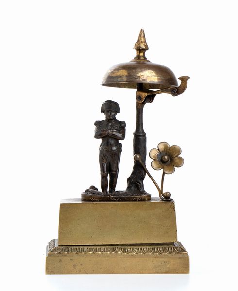 Campanello in bronzo con statuina di Napoleone in piedi  - Asta Militaria, Ordini cavallereschi, Napoleonica - Associazione Nazionale - Case d'Asta italiane