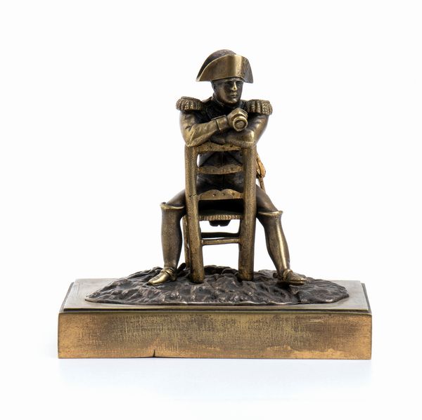 Piccola scultura in bronzo di Napoleone seduto in campo di battaglia  - Asta Militaria, Ordini cavallereschi, Napoleonica - Associazione Nazionale - Case d'Asta italiane