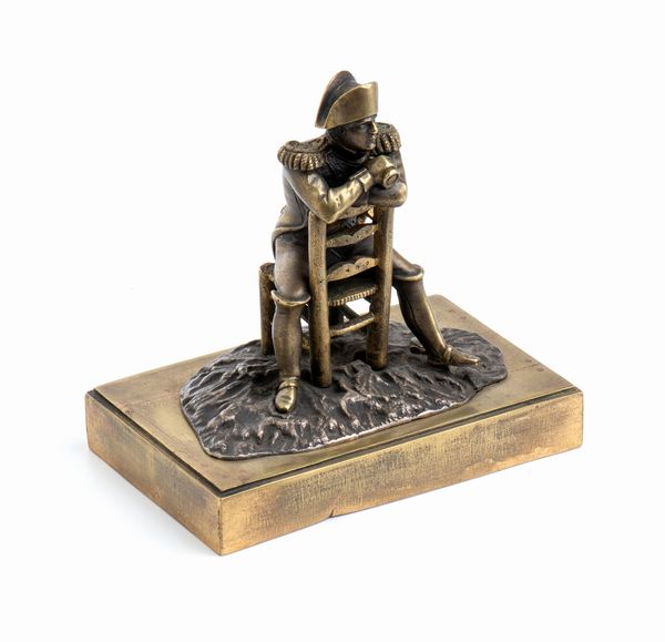 Piccola scultura in bronzo di Napoleone seduto in campo di battaglia  - Asta Militaria, Ordini cavallereschi, Napoleonica - Associazione Nazionale - Case d'Asta italiane