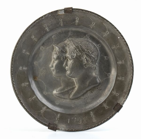 Grande placca in peltro con i busti di Napoleone e Giuseppina  - Asta Militaria, Ordini cavallereschi, Napoleonica - Associazione Nazionale - Case d'Asta italiane