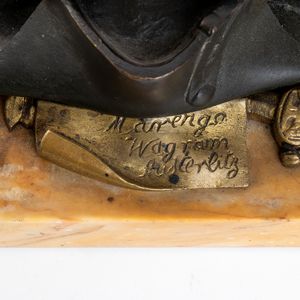 Presse papier in bronzo e marmo giallo con cappello di Napoleone e trofeo darmi  - Asta Militaria, Ordini cavallereschi, Napoleonica - Associazione Nazionale - Case d'Asta italiane