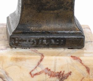 Piccolo busto di Napoleone in antimonio con base in marmo  - Asta Militaria, Ordini cavallereschi, Napoleonica - Associazione Nazionale - Case d'Asta italiane